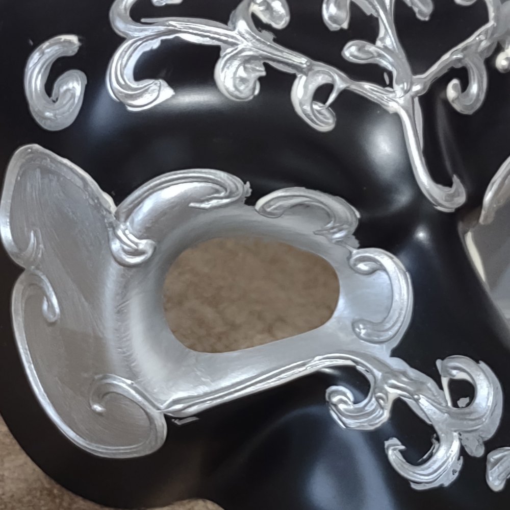 Elegant Black and Silver Venetian Mask - Picture 6 of 7